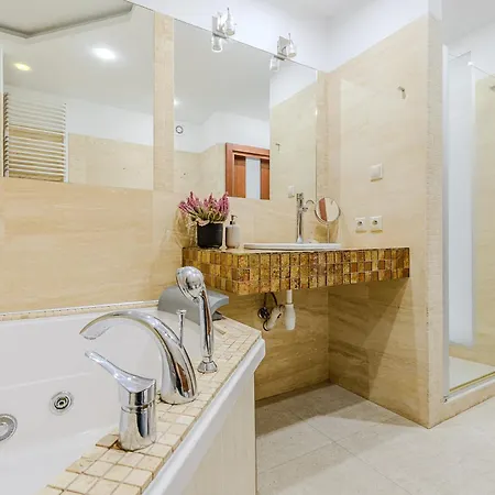 Lumina I Spacious 2br With Balcony I Jaccuzi I Parking *